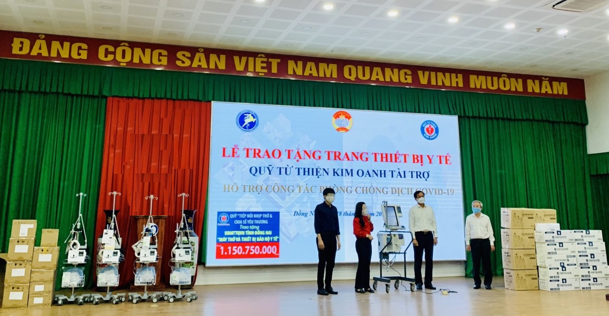 Quỹ từ thiện Kim Oanh tặng nhiều máy trợ thở và vật tư y tế giúp ngành y tế tỉnh Đồng Nai - Ảnh: Kim Oanh Group