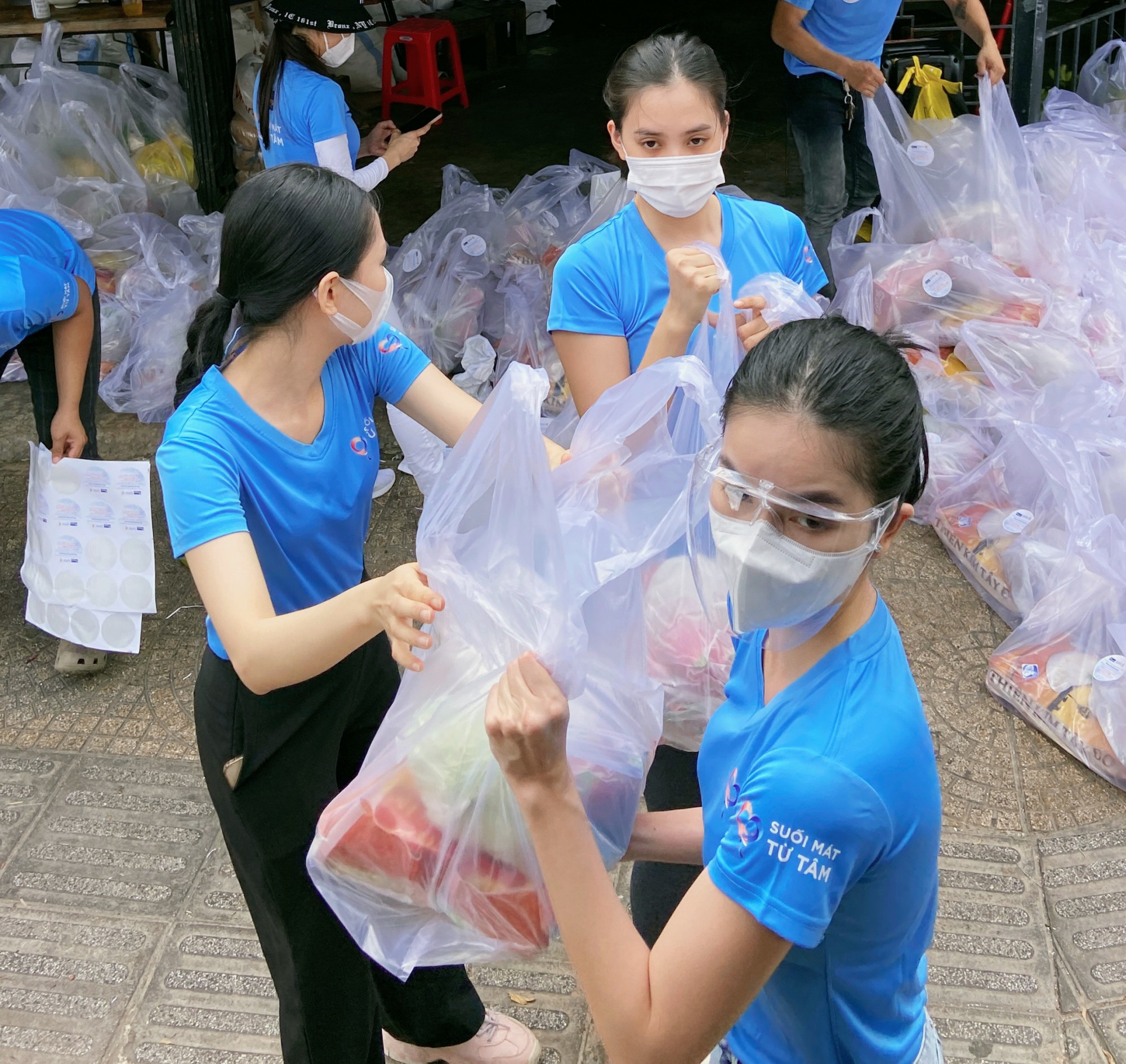  Các người đẹp như: Tiểu Vy, Phương Anh, Mai Phương... vận chuyển hàng tấn gạo giúp công nhân, người lao động nghèo