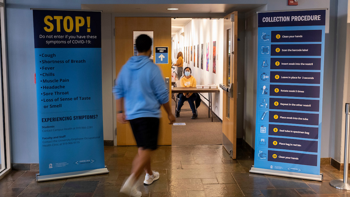 Trường đại học UNC-Chapel Hill cam kết sẽ kiểm soát chặt chẽ việc sử dụng giấy xác nhận tiêm vắc xin COVID-19 để kịp thời phát hiện những giấy tờ giả - Ảnh: Jon Gardiner/UNC-Chapel Hill