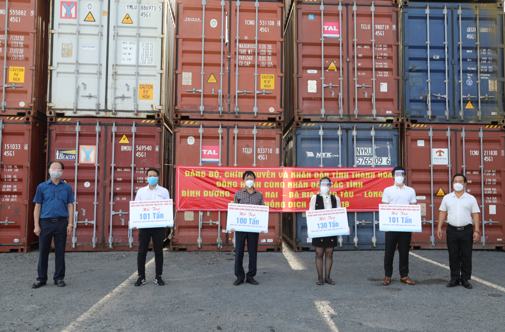 Đại diện Ủy ban MTTQ Việt Nam các tỉnh Bình Dương, Đồng Nai, Long An và Bà Rịa - Vũng Tàu tiếp nhận hàng hỗ trợ từ tỉnh Thanh Hóa tại cảng 