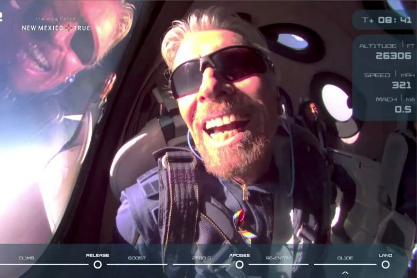 Tỷ phú Richard Branson trên con tàu VSS Unity của Virgin Galactic hôm 11/7 - Ảnh: Reuters