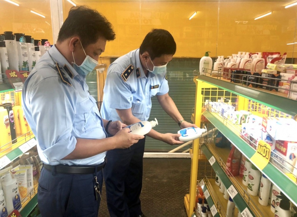 Quản lý thị trường Bình Phước kiểm tra 1 cửa hàng bách hoa xanh