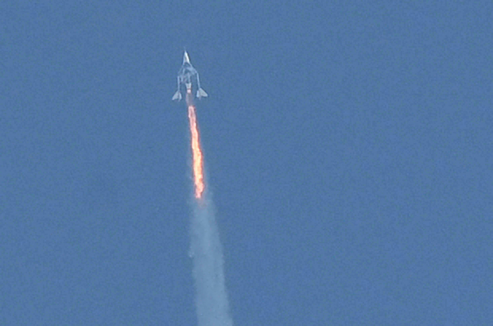 Trải nghiệm vũ trụ của Virgin liên quan đến một chiếc phi cơ không gian – con tàu VSS Unity - được phóng lên không trung bằng máy bay - Ảnh: AFP