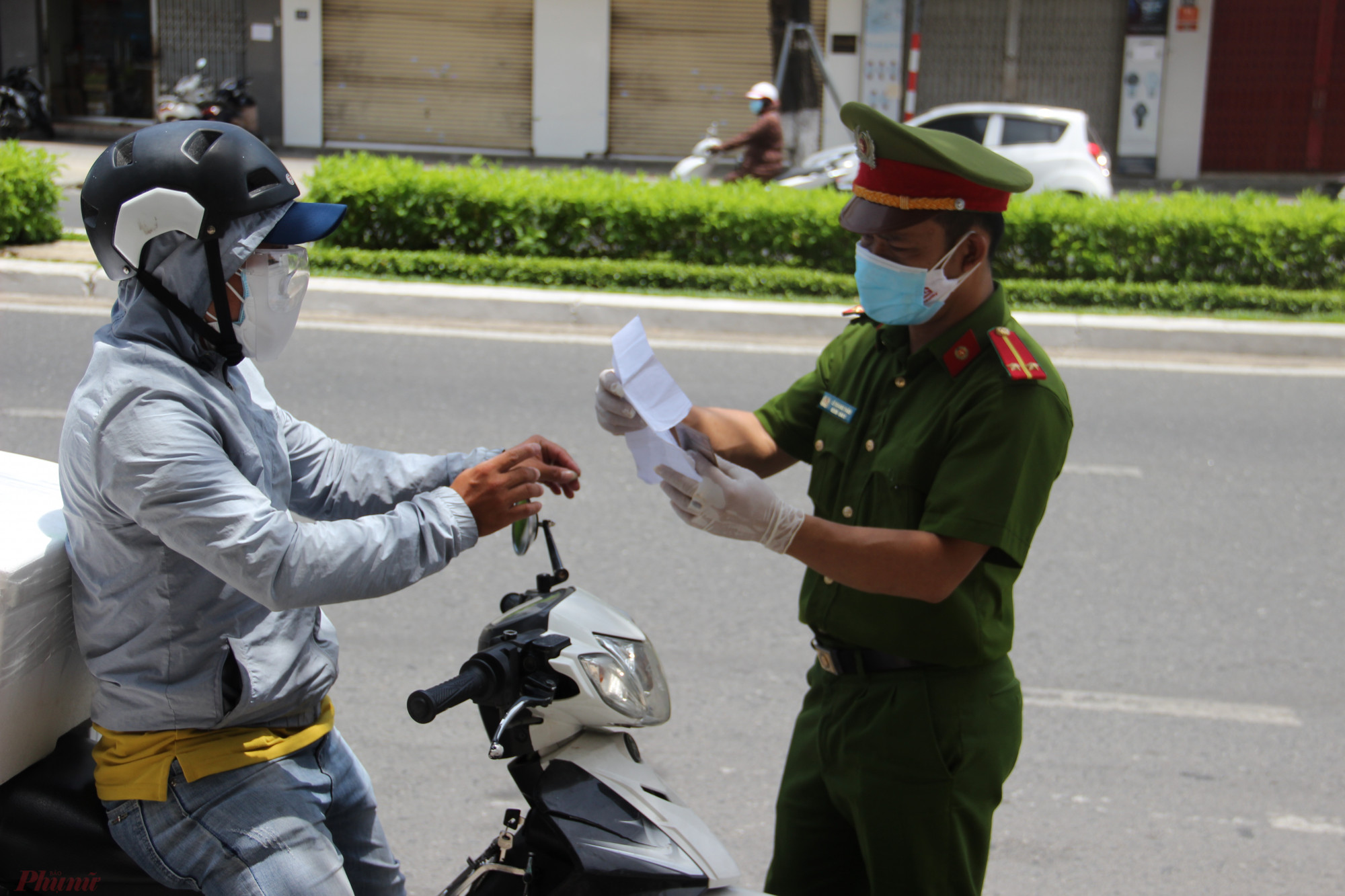 Thành phố cũng ban hành một mẫu giấy đi đường chung để các cơ quan, đơn vị xác nhận cho người lao động qua mình được lưu thông