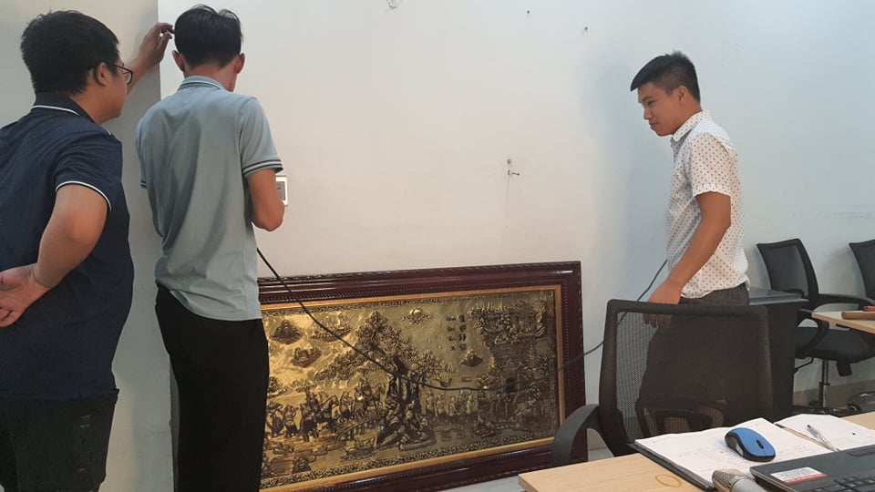 Ê-kíp hỗ trợ nghệ sĩ Thu Phương trang trí không gian nhà ở Nam Định, chuẩn bị cho buổi biểu diễn