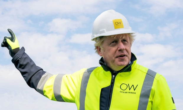 Tướng Thủ Johnson đến thăm dự án điện gió Moray Offshore Windfarm East ngoài khơi bờ biển Aberdeenshire của Scotland - Ảnh: Reuters