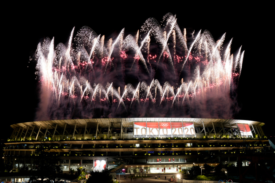 Pháo hoa thắp sáng Sân vận động Quốc gia trong lễ khai mạc Thế vận hội Mùa hè 2020 ở Tokyo - Ảnh: AP