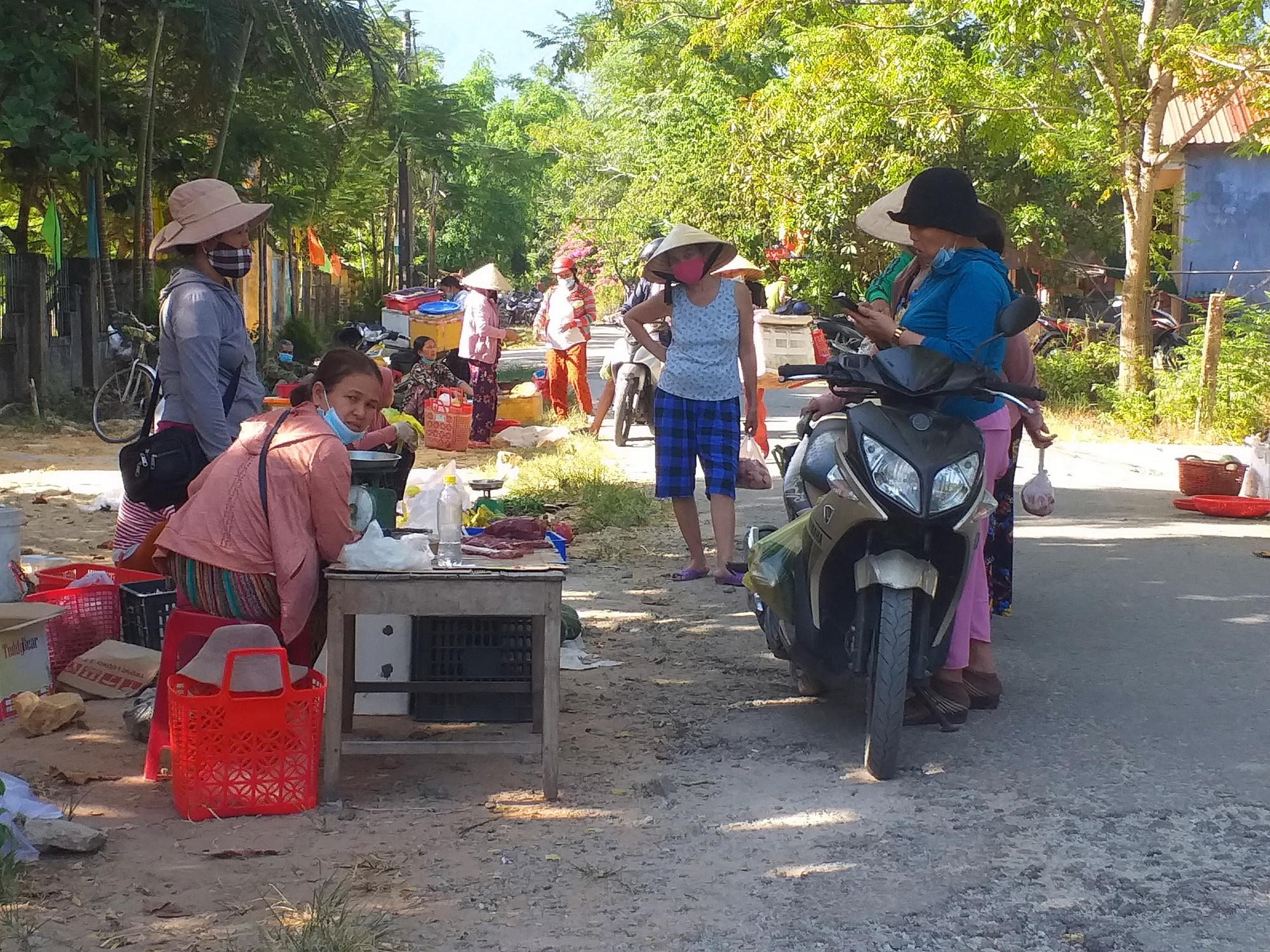 Chợ cóc, chợ xép đông tự phát trong các làng của xã Lộc Thủy