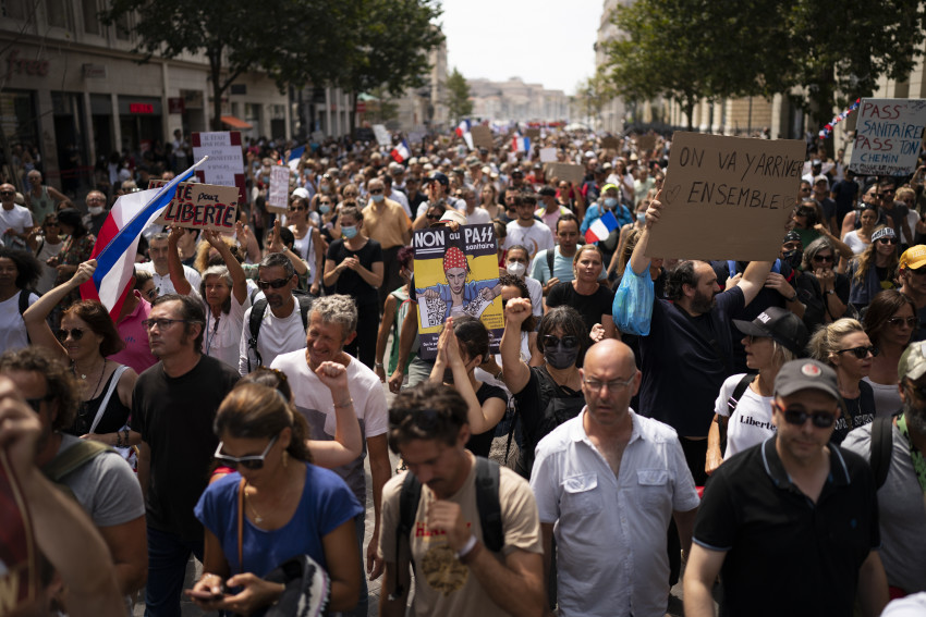 hàng trăm ngàn người Pháp vẫn tiếp tục phản đối tiêm vắc xin.