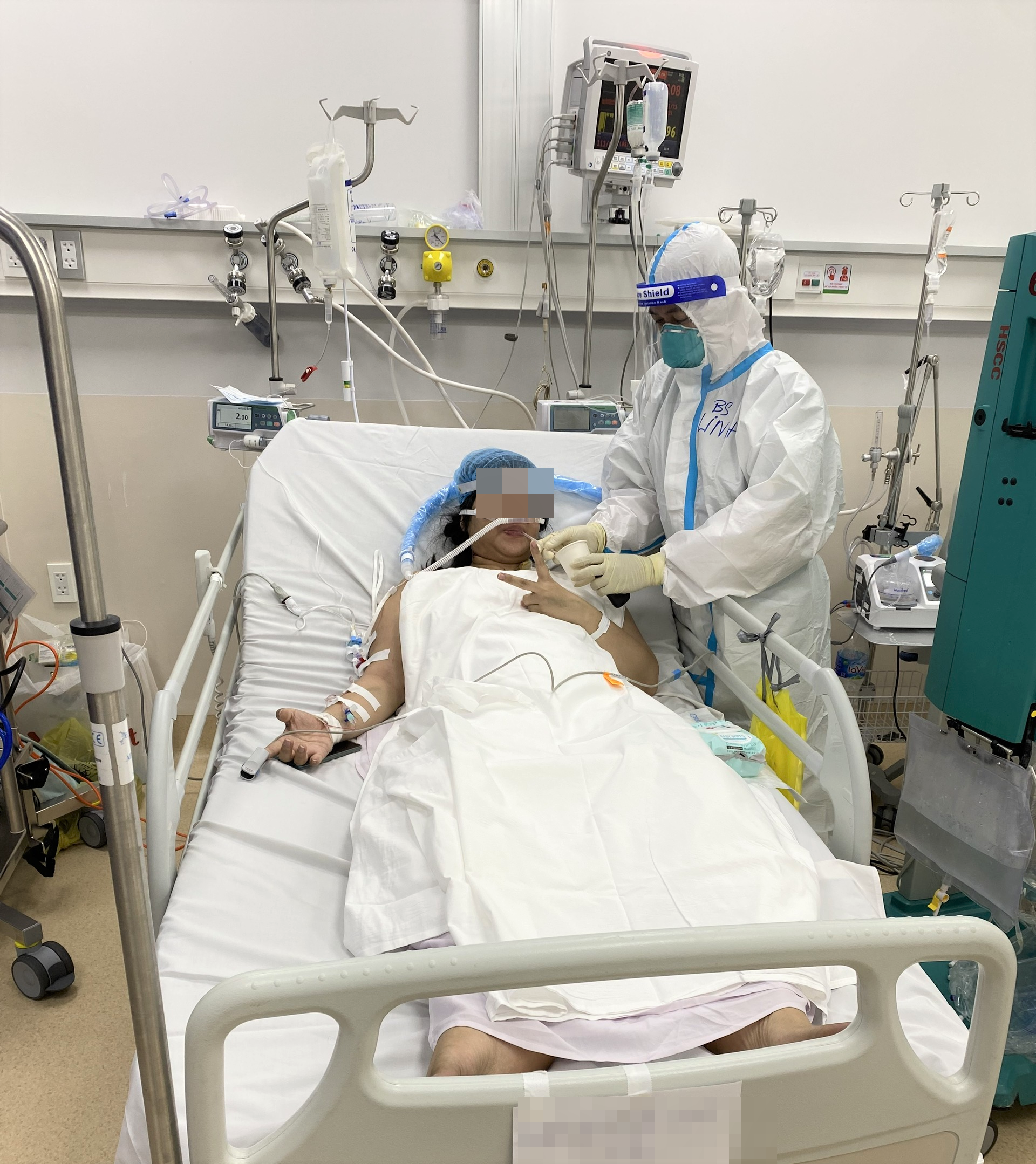nữ bác sĩ C.N.L.Đ, 31 tuổi – công tác tại Bệnh viện Nhi đồng Thành phố hiện đã qua cơn nguy kịch.