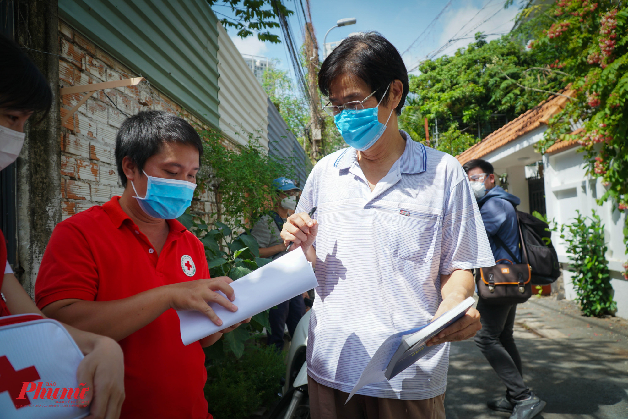 Trước khi tiêm, đại diện gia đình cần điền thông tin người tiêm và các thủ tục liên quan