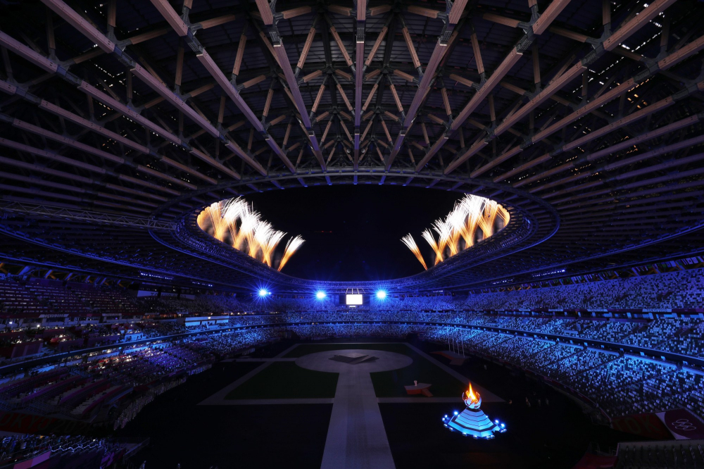  Pháo hoa tỏa sáng trong lễ bế mạc Thế vận hội mùa hè 2020 ở Sân vận động Olympic tại Tokyo