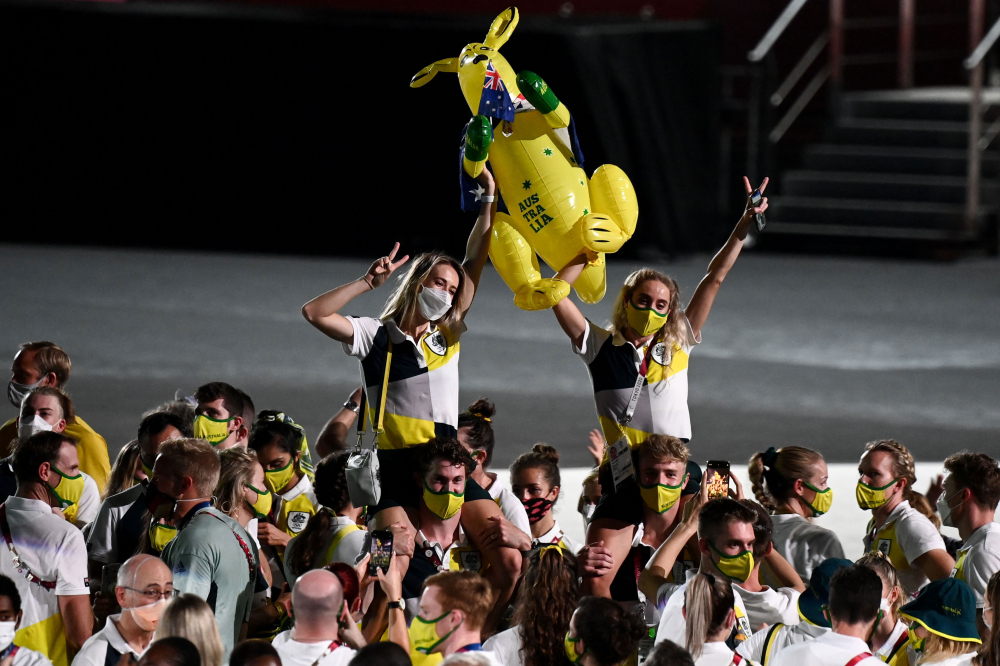Các vận động viên Úc ăn mừng trong lễ bế mạc