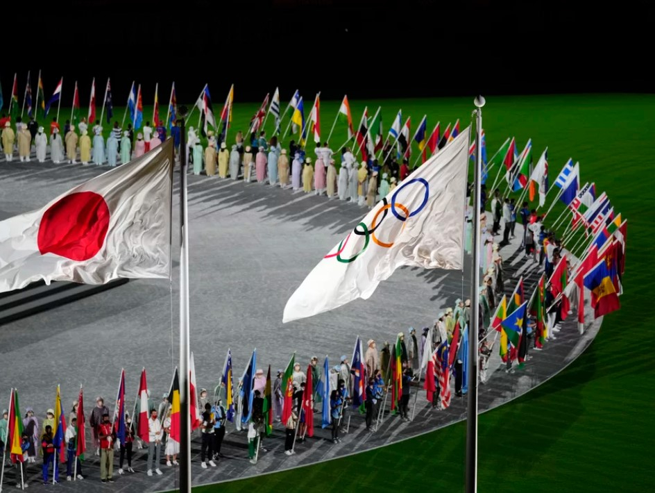 Cờ Nhật Bản và cờ Olympic tung bay trong lễ bế mạc