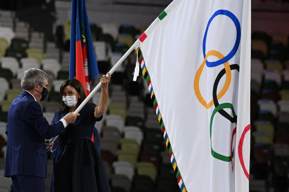 Chủ tịch Ủy ban Olympic quốc tế Thomas Bach (trái) trao cờ Olympic cho Thị trưởng Paris Anne Hidalgo trong lễ bế mạc Thế vận hội Olympic Tokyo 2020