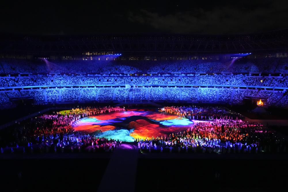 Các vận động viên cùng nhau tiến vào sân vận động Olympic tại Thế vận hội Mùa hè 2020 cho buổi lễ cuối cùng