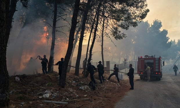 Lực lượng cứu hỏa chiến đấu với ngọn lửa ở ngoại ô phía bắc Athens ngày 6/8 - Ảnh: Miloš Bičanski/Getty Images