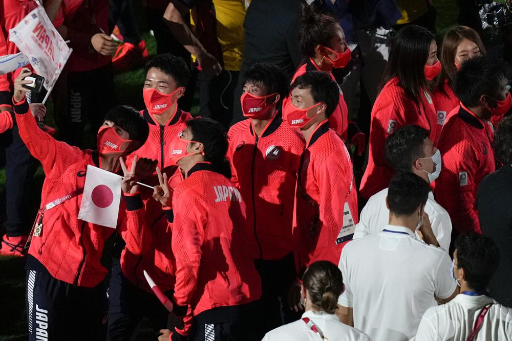 Các vận động viên đến từ nước chủ nhà Nhật Bản chụp ảnh tự sướng. Tất cả đều tỏ ra rất thoải mái như mong muốn của ban tổ chức