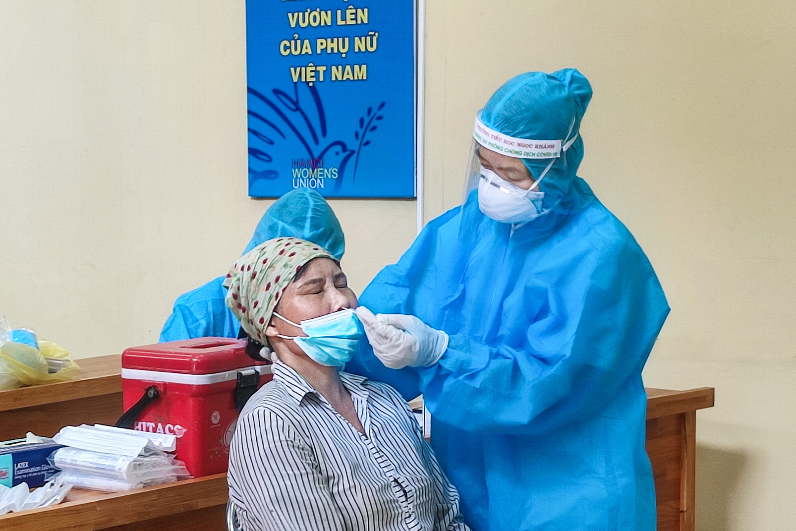 Xét nghiệm sàng lọc cho tiểu thương tại chợ Long Biên, Hà Nội