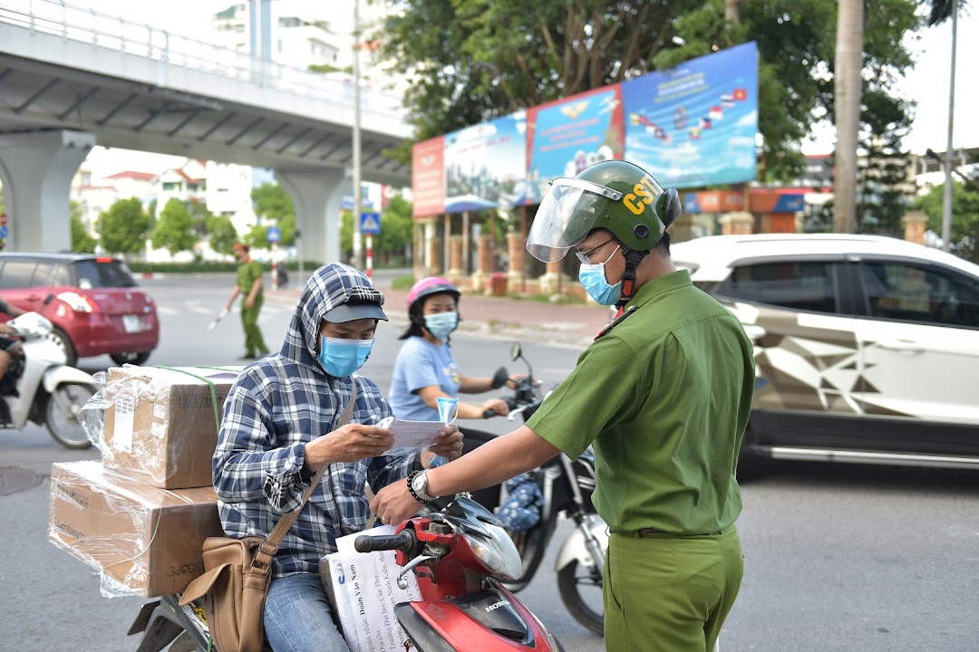 Người dân Hà Nội muốn ra đường phải cần thêm nhiều giấy tờ.
