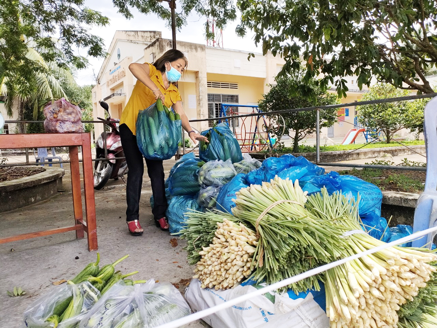 Chị Nguyễn Thị Việt Hà (Bến Tre) bôn ba hằng ngày tìm cách “giải cứu” nông sản giúp bà con nông dân 