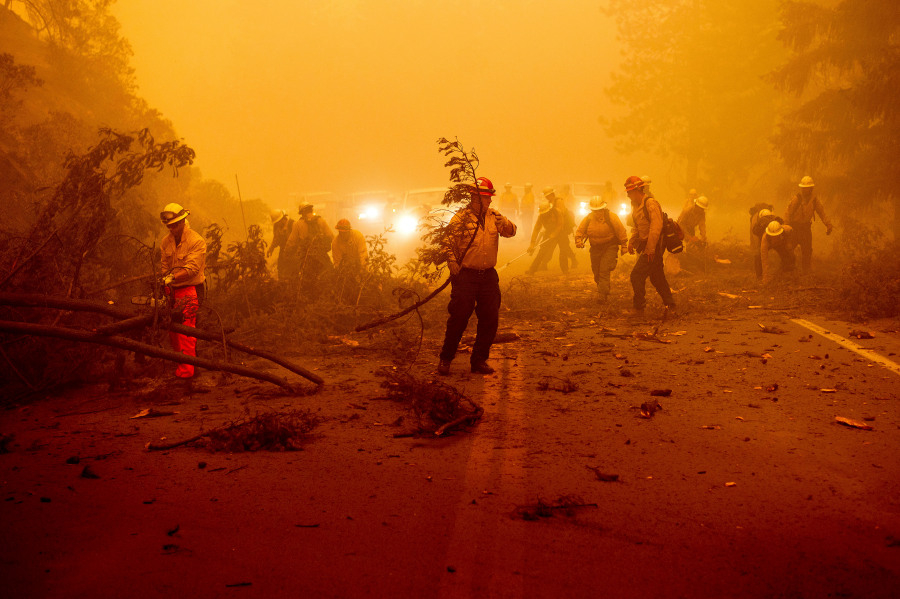 Nhân viên cứu hỏa ngăn chặn ngọn lửa của Dixie - Ảnh: Getty Images