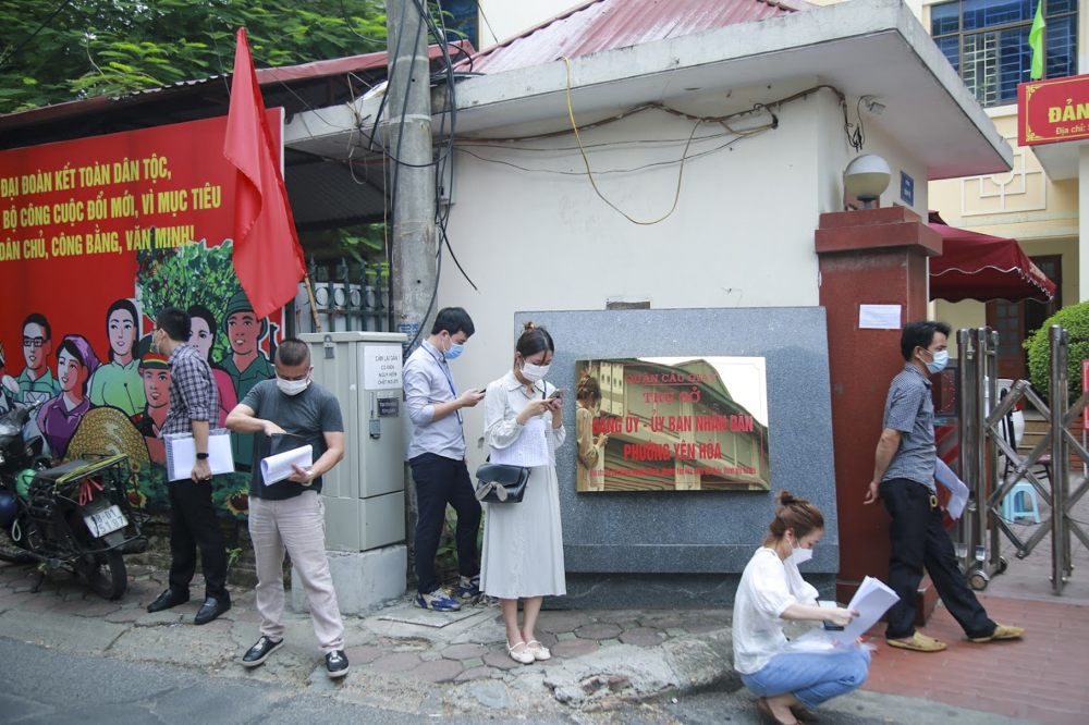 Để đảm bảo phòng dịch, phường Yên Hòa chỉ cho 5 người mỗi đợt vào bên trong khuôn viên.