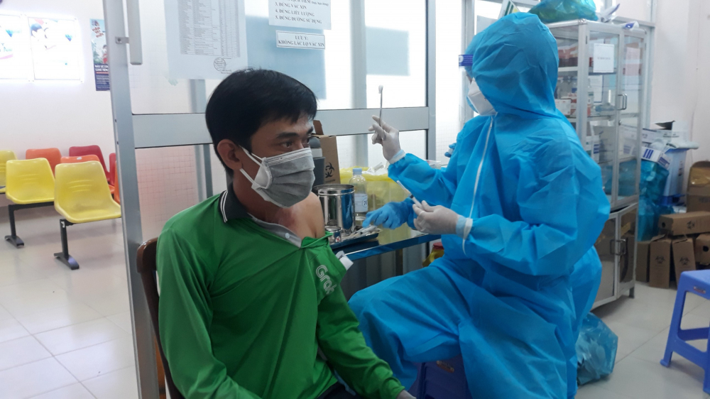Trong sáng 9/8, Trung tâm Kiểm soát bệnh tật TP. Cần Thơ đã tiêm vắc xin cho hơn 400 shipper