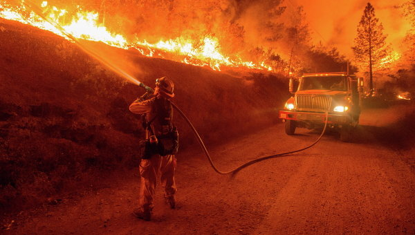 Hơn 5.000 nhân viên cứu hỏa cùng một lực lượng hùng hậu hiện đang chiến đấu với đám cháy Dixie - Ảnh: Trend