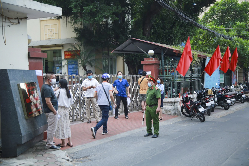 Theo ghi nhận của PV chiều ngày 9/8, tại trụ sở UBND phường Yên Hoà (quận Cầu Giấy), khá đông người dân đứng chờ để xin dấu vào mẫu giấy đi đường. 