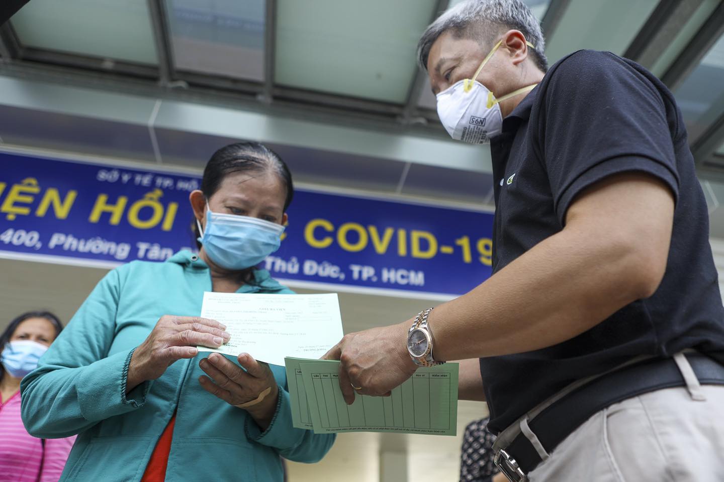 Thứ trưởng Nguyễn Trường Sơn trao giấy ra viện cho bệnh nhân được điều trị khỏi bệnh tại BV Hồi sức COVID-19 TPHCM. 