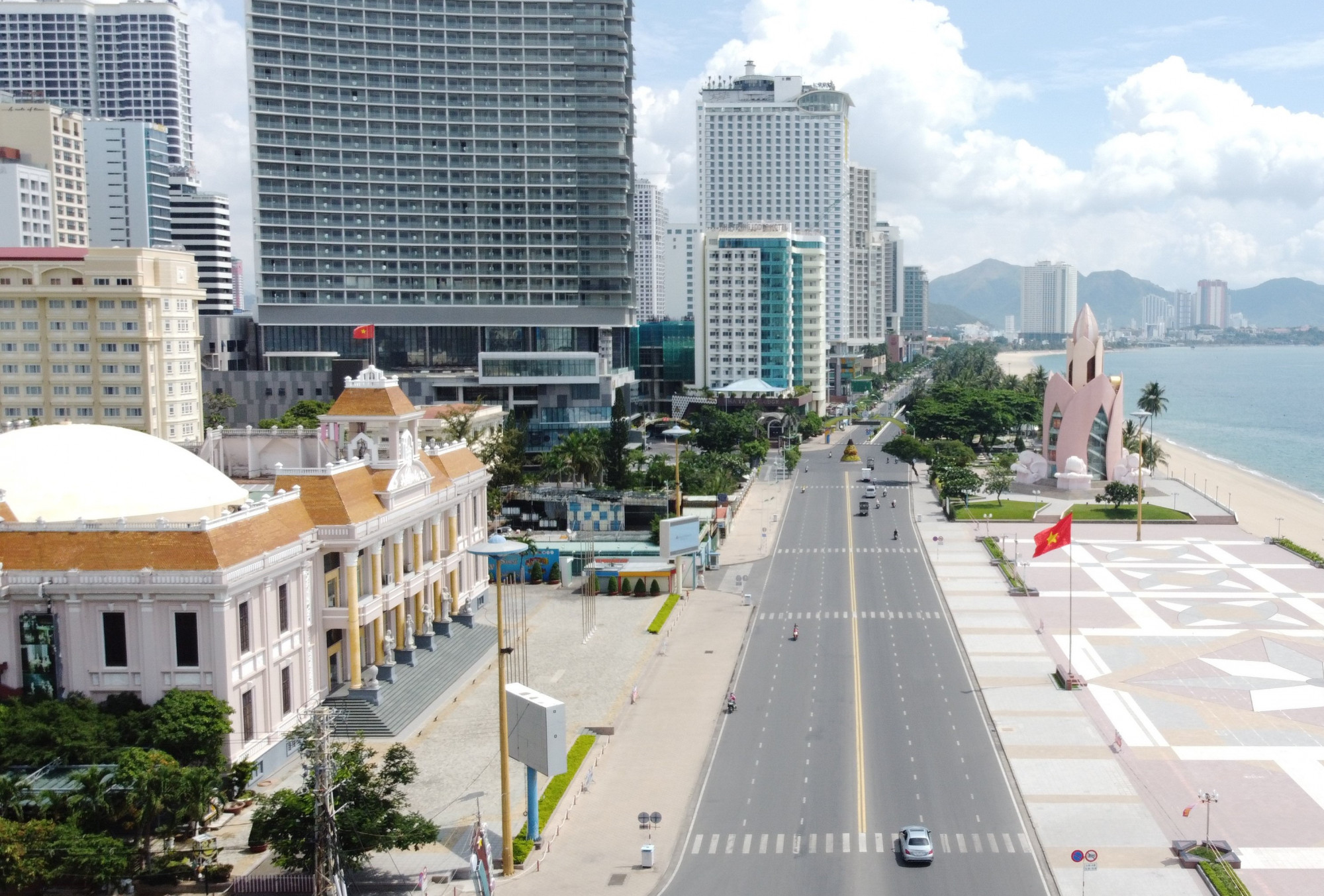 Thành phố Nha Trang tiếp tục yêu cầu người dân không ra đường từ 19h hôm trước đến 6h hôm sau. Ảnh: T.N