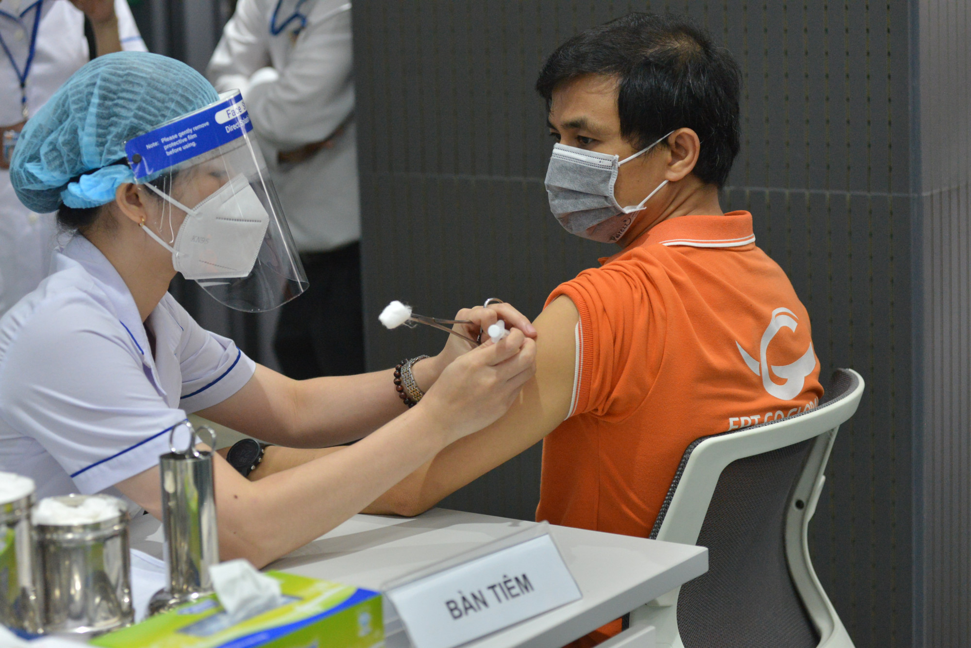 Tiêm vắc xin ngừa COVID-19 tại TPHCM. Ảnh: Hiếu Nguyễn
