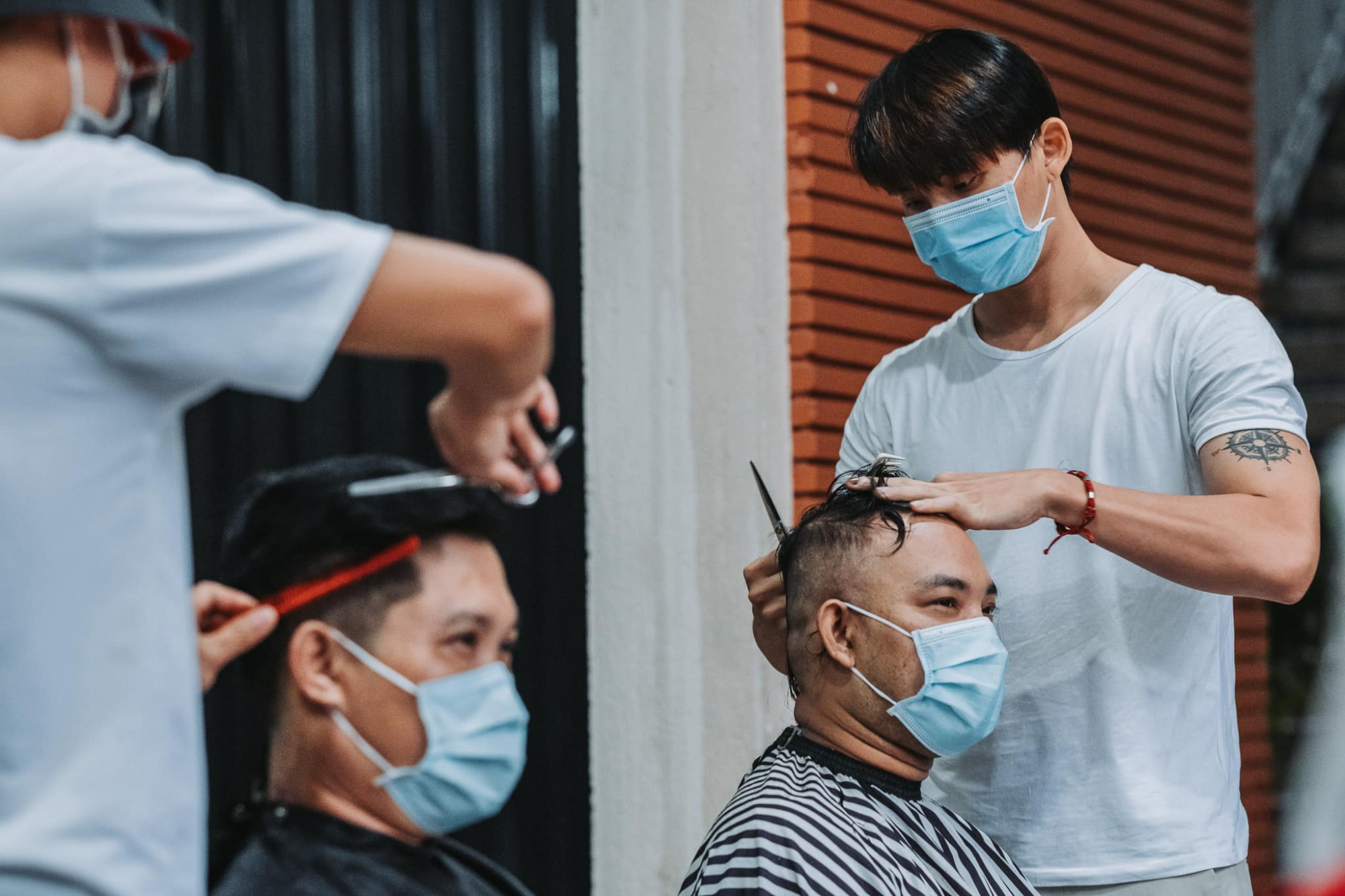 Các nghệ sĩ cắt tóc cho y, bác sĩ, tuyến đầu chống dịch