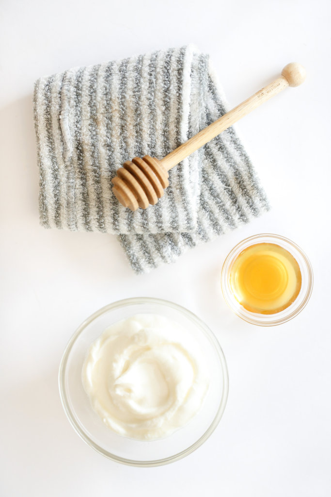 Trộn 2 thìa sữa chua với 1 thìa mật ong và chanh trong một cái bát. Dùng lược nhuộm, thoa hỗn hợp này lên da đầu và chân tóc. Giữ nguyên trong 30 phút trước khi rửa sạch bằng nước lạnh. Áp dụng hỗn hợp này mỗi tuần một lần.