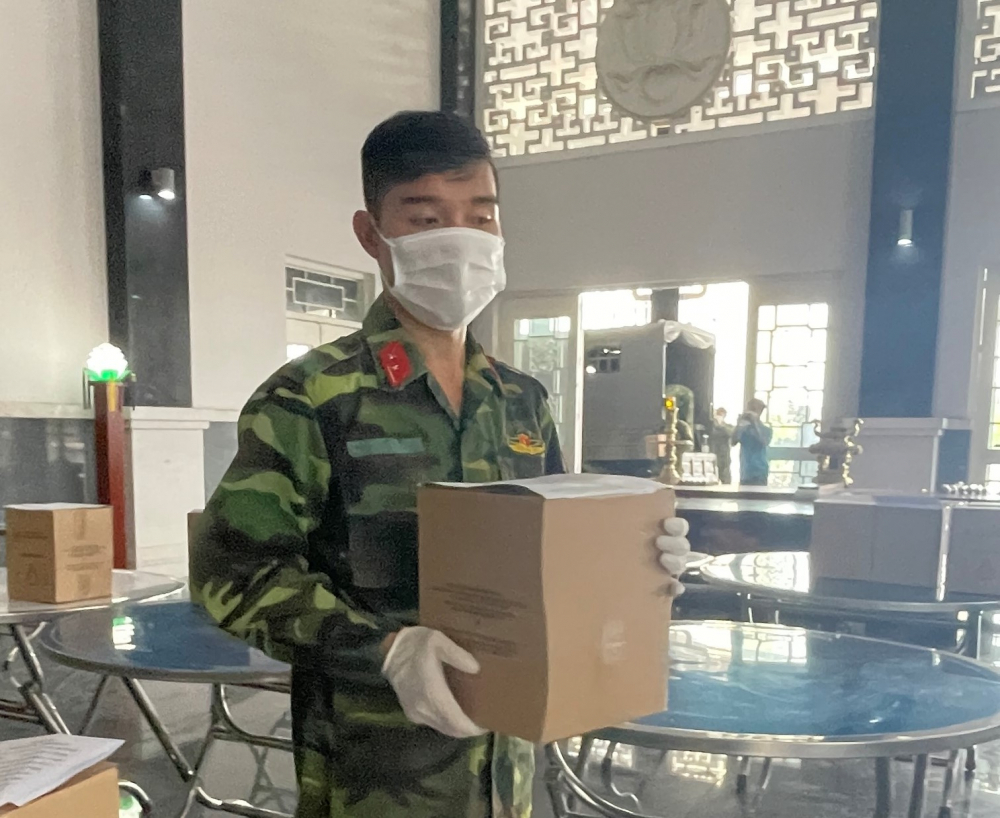 Chiến sĩ Bộ Tư lệnh TPHCM vận chuyển tro cốt vào nơi tưởng niệm tại nhà tang lễ - Ảnh: Văn Minh