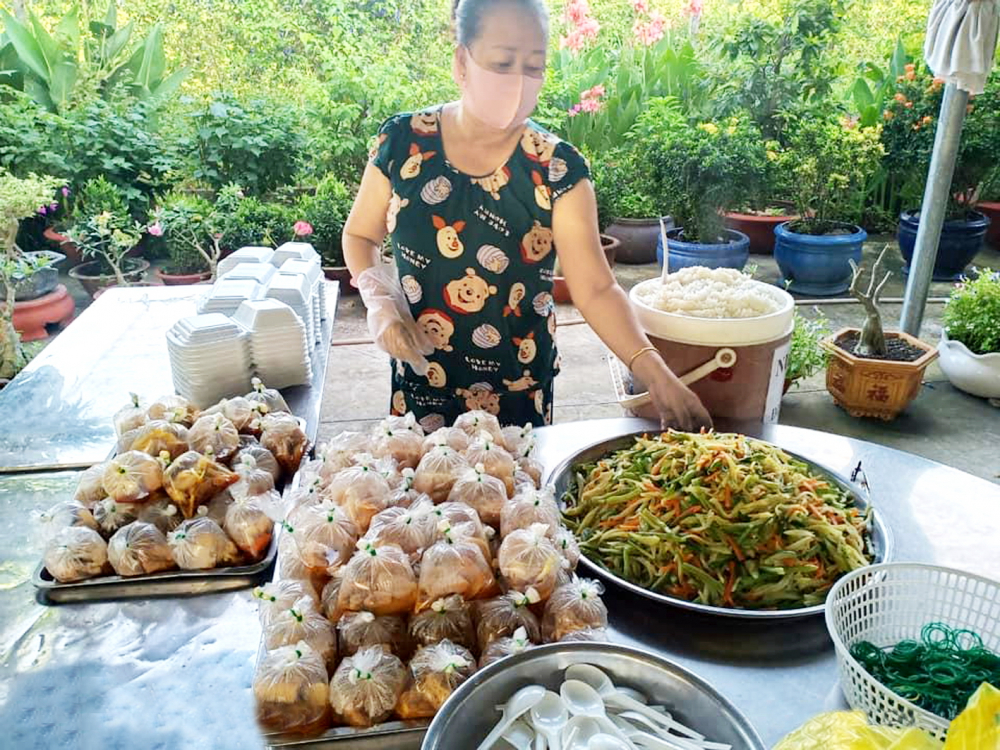 Bếp yêu thương của các chi hội tại xã Bình Chánh, H.Bình Chánh trong một ngày nấu 700 suất ăn chia sẻ với những người khó khăn - ảnh: T.C.