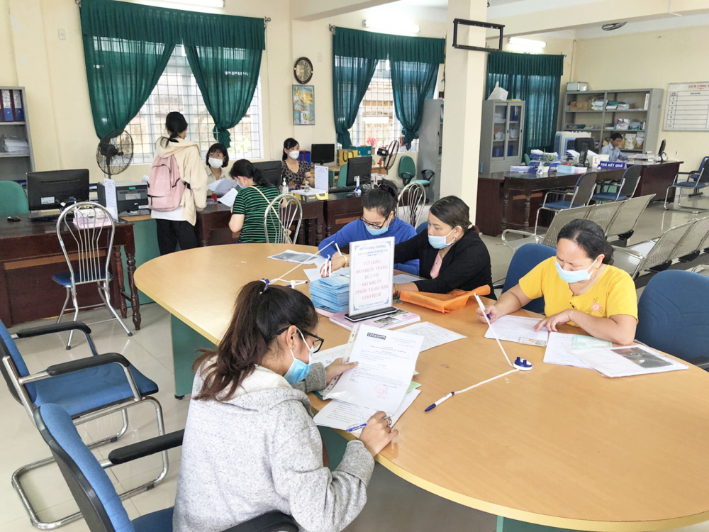 Người lao động ở tỉnh Thừa Thiên - Huế làm hồ sơ hưởng trợ cấp thất nghiệp do ảnh hưởng của dịch COVID-19 - ẢNH: THUẬN HÓA