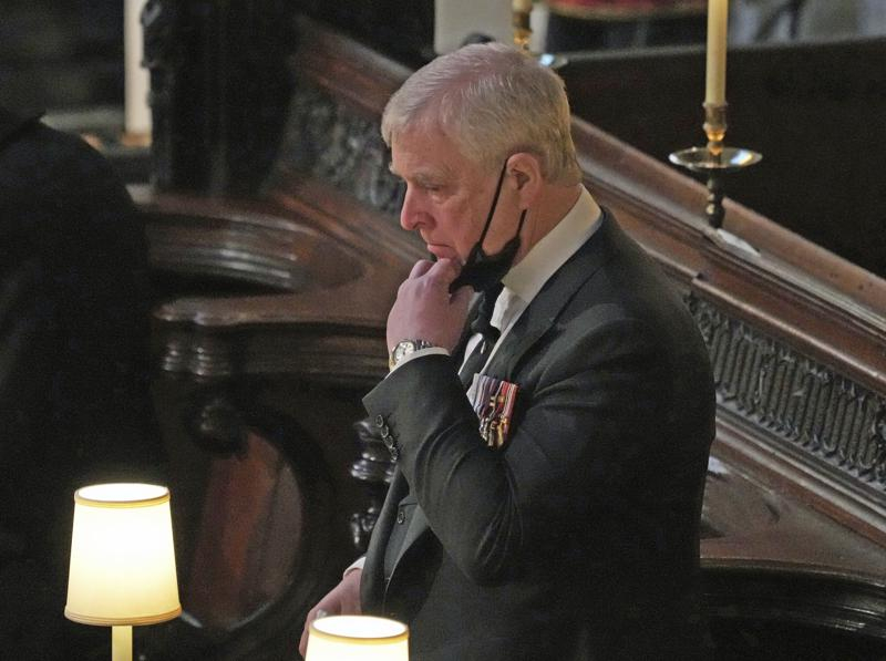 Hoàng tử Andrew bên trong Nhà nguyện Thánh George trong lễ tang của cha mình, Hoàng thân Philip, tại Lâu đài Windsor, Anh, ngày 17/4/2021 - Ảnh: AP