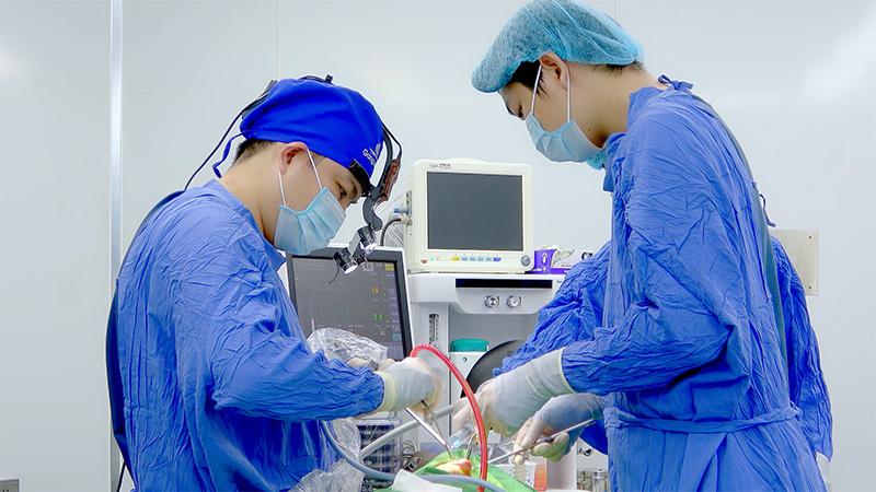 Ê-kíp bác sĩ BVTM Gangwhoo đang phẫu thuật nội soi gọt hàm cho bệnh nhân - Ảnh: BVTM Gangwhoo