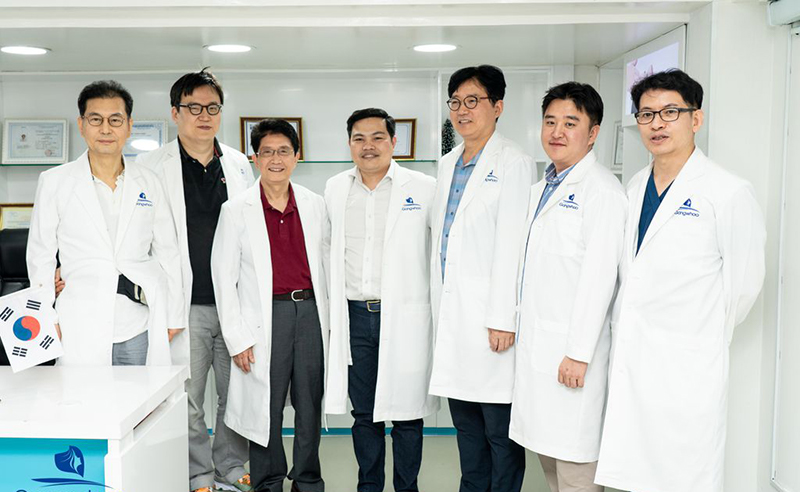 Đoàn bác sĩ Hàn Quốc sang Việt Nam và làm việc tại BVTM Gangwhoo - Ảnh:BVTM Gangwhoo (ảnh chụp được thực hiện trước năm 2020)