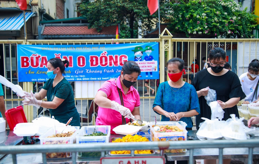Có mặt tại “Bếp ăn 0 đồng” giữa cái nắng oi ả của Hà Nội ngày 11/8, trong khuôn viên nhà văn hóa 1-3 thuộc phường Phú Đô (Nam Từ Liêm, Hà Nội nhóm thiện nguyện mỗi người một việc, để kịp đóng 400 suất ăn miễn phí .