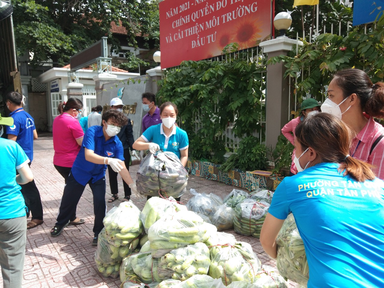 Ngay sau khi tiếp nhận, 4 tấn rau củ được phân bổ về Hội LHPN Q. Tân Phú và Q. Bình Tân 