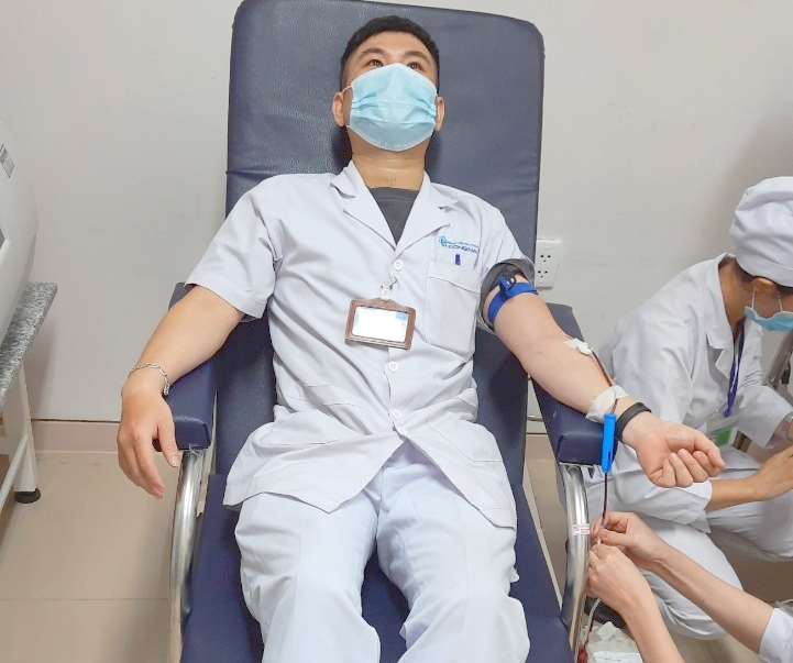 Nguồn máu dự trữ tại BVĐK Đồng Nai rơi vào tình trạng khan hiếm nghiêm trọng. Trong ảnh: BVĐK Đồng Nai phải huy động nhân viên y tế cho máu