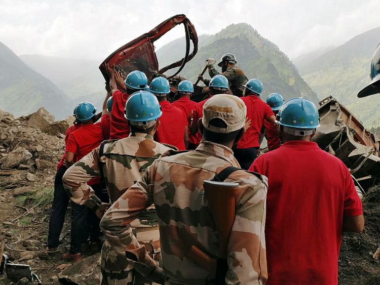 Lực lượng cứu hộ cố gắng giải cứu những người sống sót sau trận lở đất.
