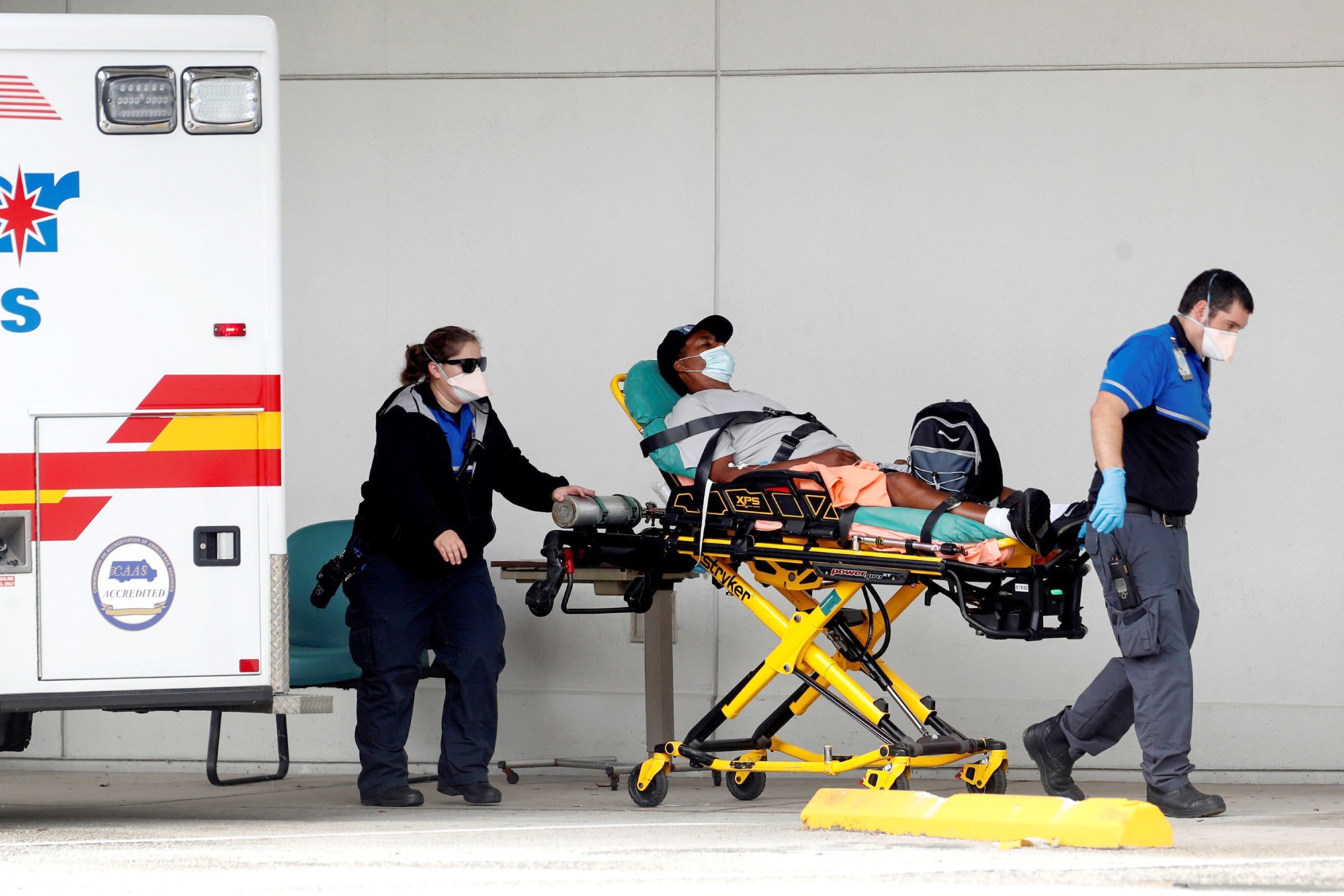 Nhân viên y tế vận chuyển một bệnh nhân đến phòng cấp cứu tại Bệnh viện Morton Plant trong đợt bùng phát COVID-19 ở Clearwater, Florida