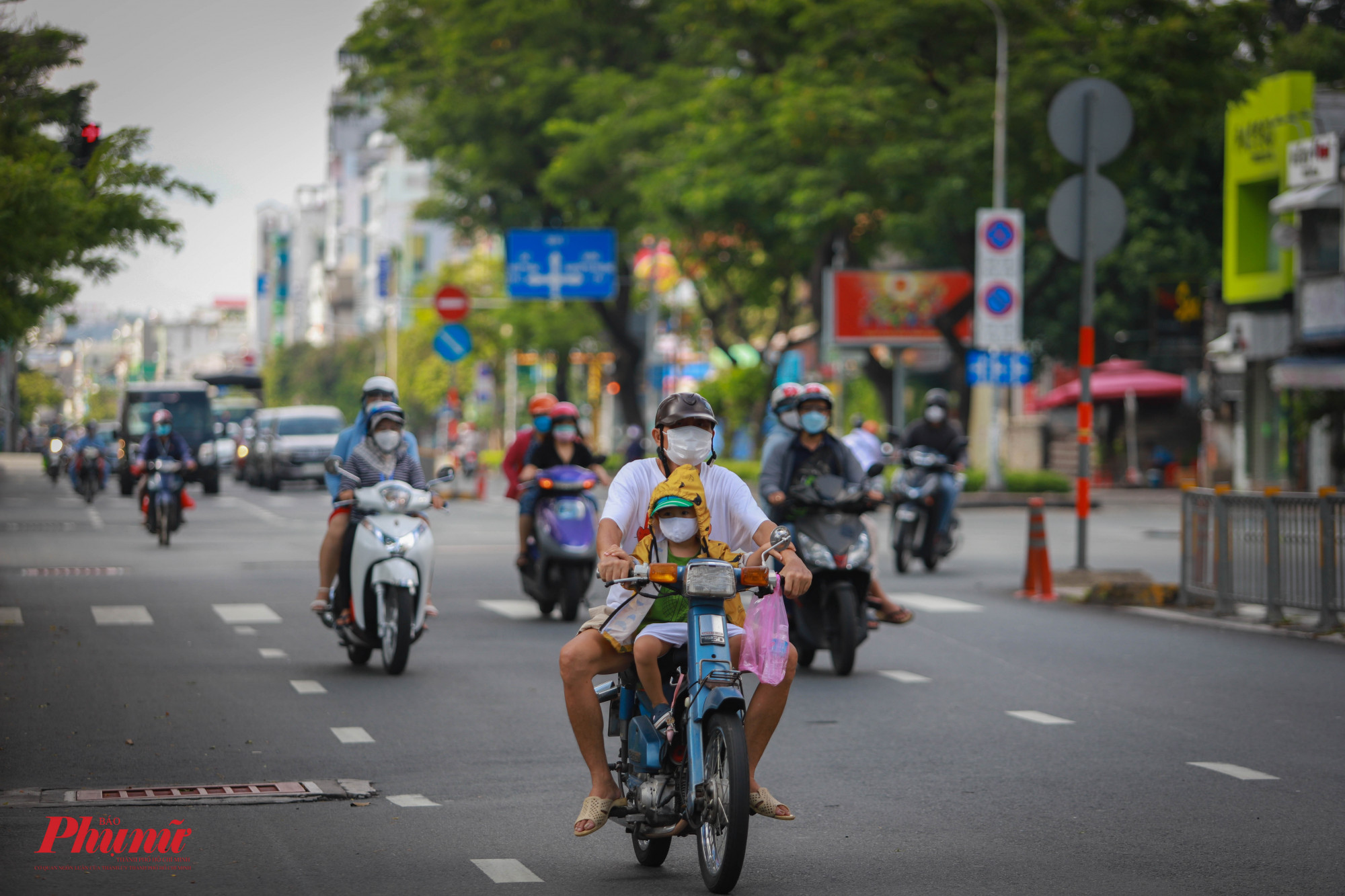 Ghi nhận trên đường Nguyễn Văn Cừ, Quận 5, người dân ra đường tương đối đông, thập chí còn chở cả con nhỏ theo cùng