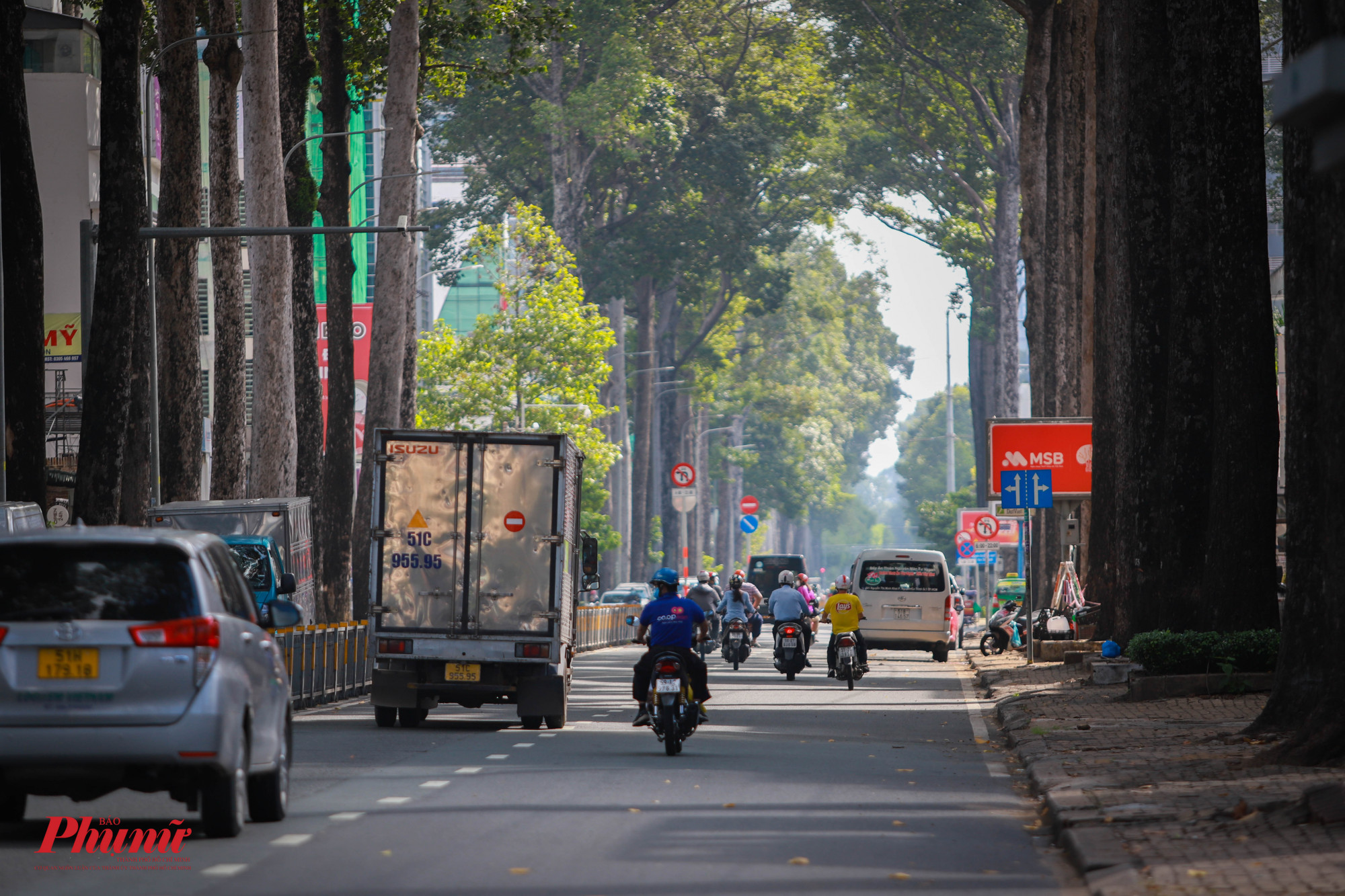 Phương tiện lưu thông trên đường Nguyễn Thị Minh Khai (Quận 3), khó có thể nhận ra đây là thời gian giãn cách xã hội