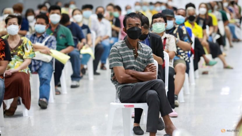 Mọi người xếp hàng tại Trung tâm Tiêm chủng Trung ương khi Thái Lan bắt đầu cung cấp những liều vắc xin AstraZeneca đầu tiên cho các nhóm có nguy cơ trong bối cảnh dịch bệnh COVID-19 bùng phát ở Bangkok