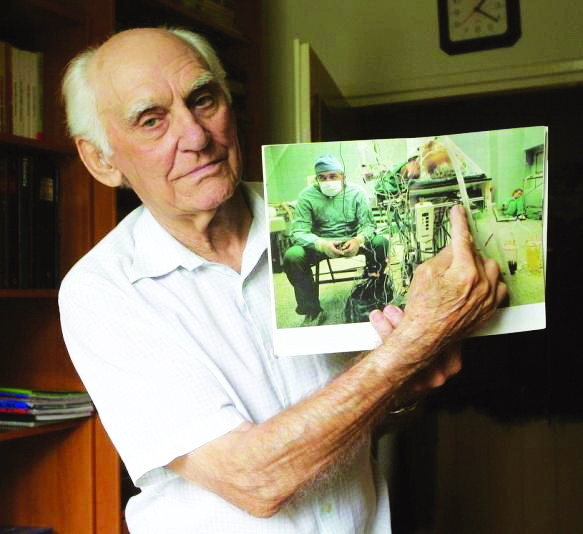 Ông Tadeusz Żytkiewicz -  bệnh nhân trong tấm ảnh nổi tiếng - nhiều năm sau ca mổ ghép tim thành công. Ông Żytkiewicz mất năm 2017, thọ 96 tuổi  - ẢNH: NATIONAL GEOGRAPHIC